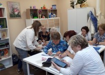 В Соседском центре «На Молодежном» проходит обучение жителей «серебряного возраста» пользованию смартфоном