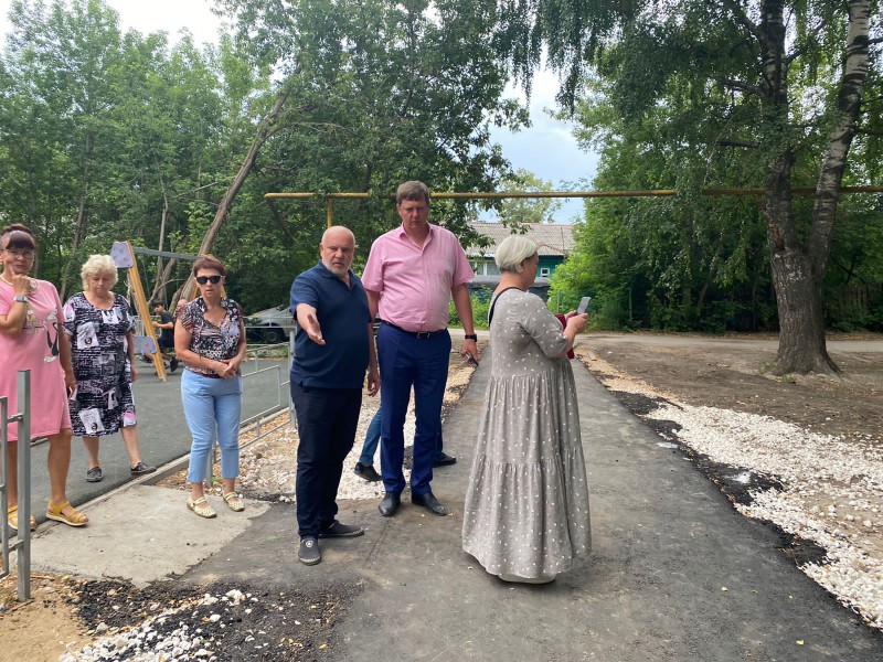 Андрей Дранишников помог жителям улицы Днепропетровской в асфальтировании подхода к детской игровой площадке