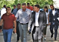 Олег Лавричев проконтролировал ход работ по благоустройству на своем избирательном округе