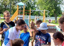 На территории ТОС №10 «Мончегорский» прошла игровая программа для детей «Играем вместе»