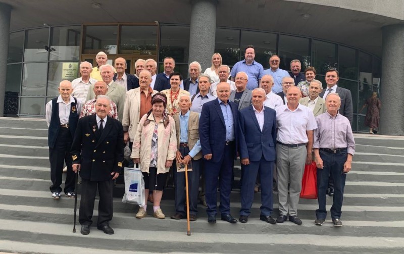 Михаил Иванов поздравил с наступающим Днем строителя ветеранов отрасли