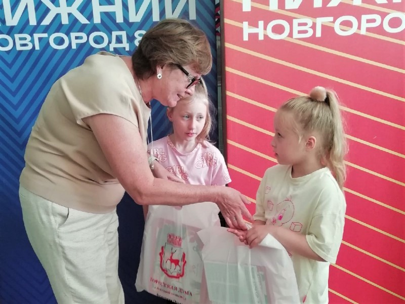 Ольга Балакина вручила наборы с канцелярскими принадлежностями будущим первоклассникам
