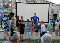 Праздничное мероприятие «Всем двором» в последний летний день состоялось в Автозаводском районе