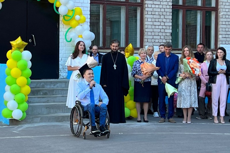 Роман Пономаренко принял участие в торжественной линейке в школе № 170 Автозаводского района