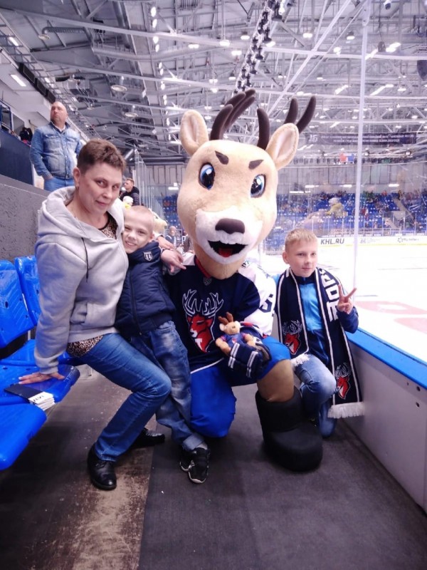 Оксана Дектерева организовала посещение хоккейного матча для «Команды на колесах»