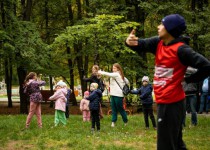 Массовая спортивная тренировка на свежем воздухе прошла в парке «Дубки» при поддержке Татьяны Скоробогатовой