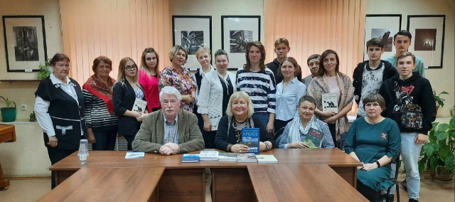 Московские писатели встретились с жителями ТОС поселков Новый и Кооперативный