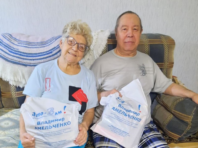Владимир Амельченко передал продуктовые наборы пожилым людям, проживающим на территории округа №7