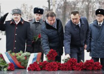 Олег Лавричев возложил цветы к Вечному огню в Кремле