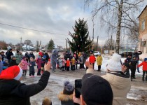 В поселке Новое Доскино установили новогоднюю елку и провели «Новогодний хоровод»