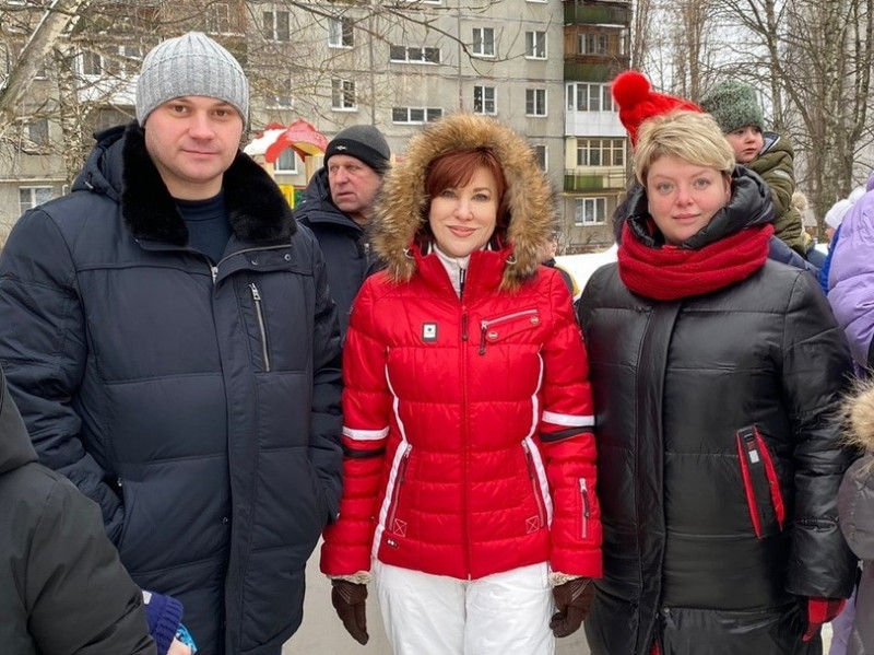 Оксана Дектерева приняла участие в открытии обновленной хоккейной коробки на ул. Усилова