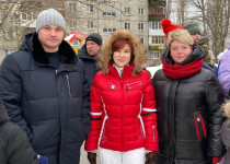 Оксана Дектерева приняла участие в открытии обновленной хоккейной коробки на ул. Усилова