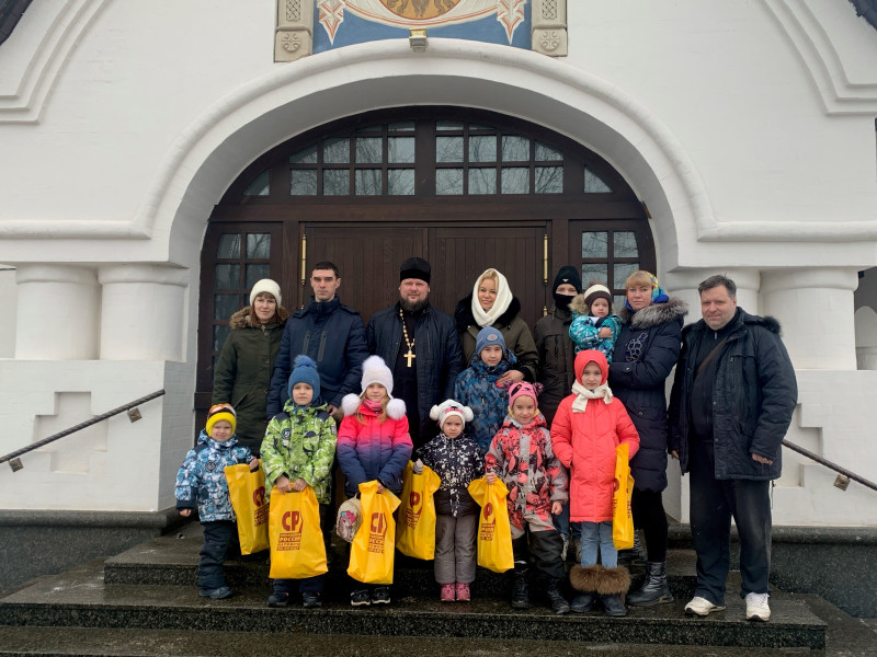 Анна Татаринцева поздравила многодетные семьи Приокского района с новогодними праздниками