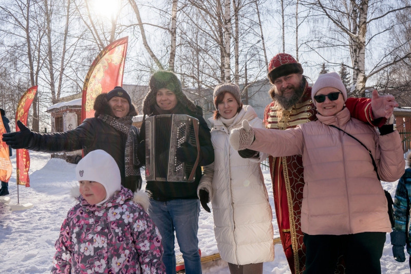 Ольга Балакина организовала для жителей Верхних Печер праздничное мероприятие, посвященное Масленице