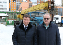 Олег Лавричев и Александр Лузянин организовали отправку автокрана в зону СВО для строительства укрепительных сооружений на линии фронта