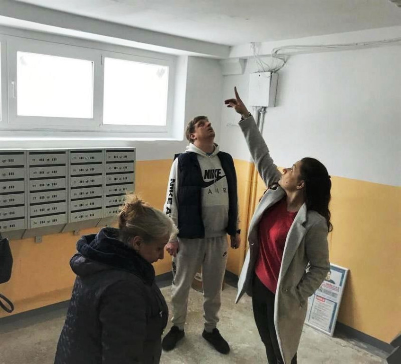 Алексей Кожухов проверил по обращениям жителей ход ремонта подъездов