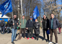 Мария Кузнецова и Валерий Скакодуб приняли участие в субботнике в Автозаводском парке культуры и отдыха