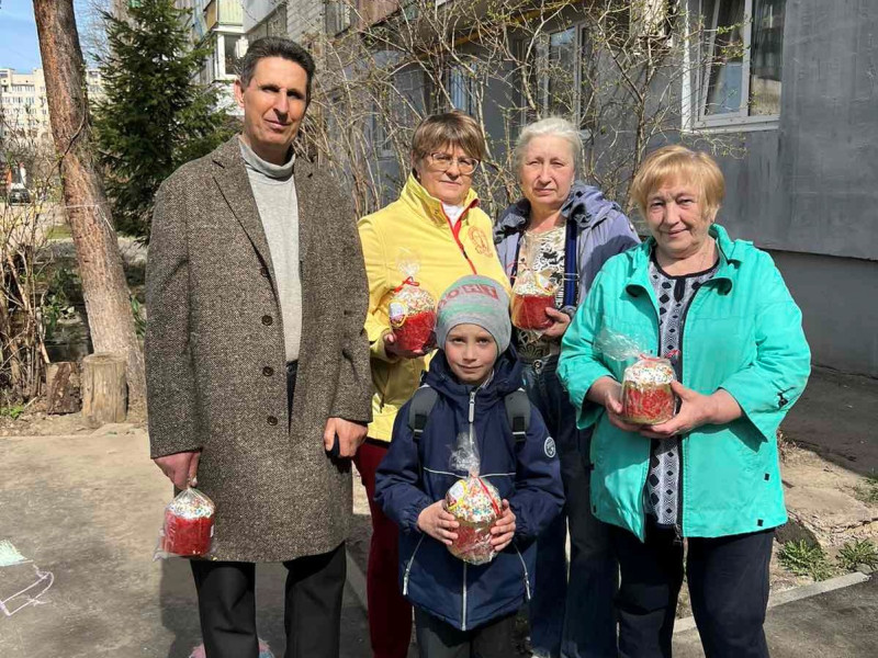 Станислав Прокопович в течение недели раздаст Пасхальные куличи жителям избирательного округа №18