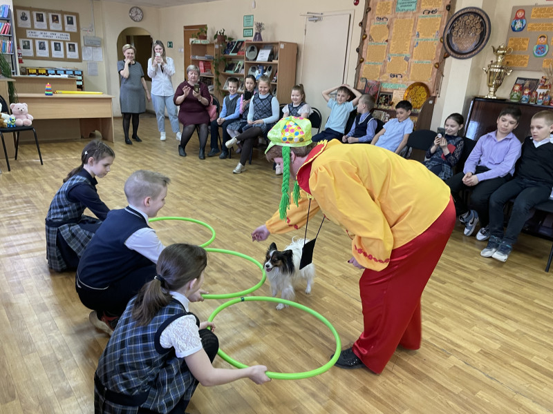 Юлия Мантурова организовала праздничную викторину с элементами циркового представления для учащихся школы №149 Московского района
