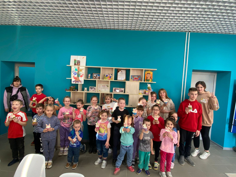 В Соседском центре #Вместе прошел мастер-класс для детей по украшению Пасхальных куличей