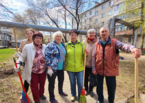 Активисты ТОС № 10 «Мончегорский» приняли участие в субботнике