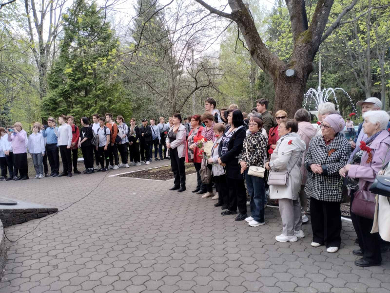 Владимир Аношкин вручил памятные подарки участникам митинга, посвященного Дню Победы
