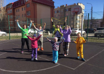 На территории ТОС №1 проходят уличные тренировки для детей «Прыжки со скакалкой»