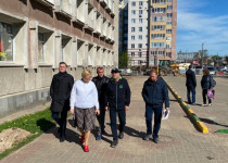 Михаил Иванов проверил ход работ по благоустройству территории у Центра детского творчества по улице Коминтерна