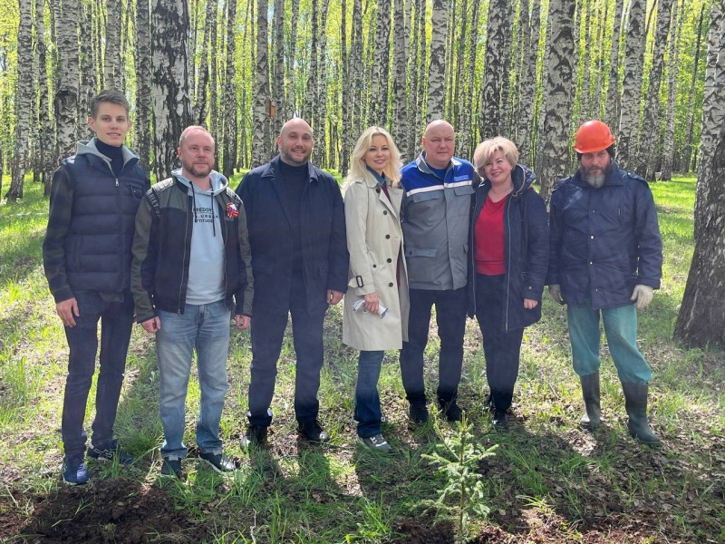 Депутаты городской Думы высадили деревья в парке «Швейцария» в рамках акции «Сад Памяти»