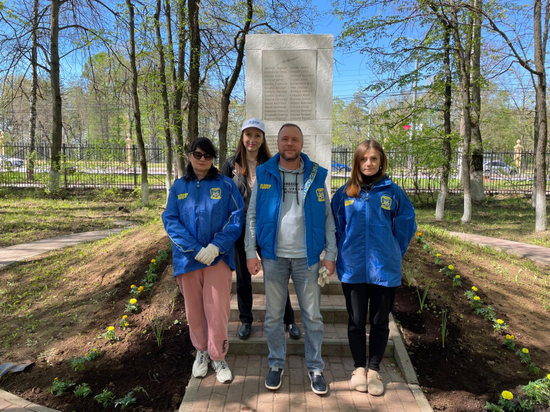 Николай Чернышов благоустроил территорию у Обелиска памяти павшим ученикам школы N45