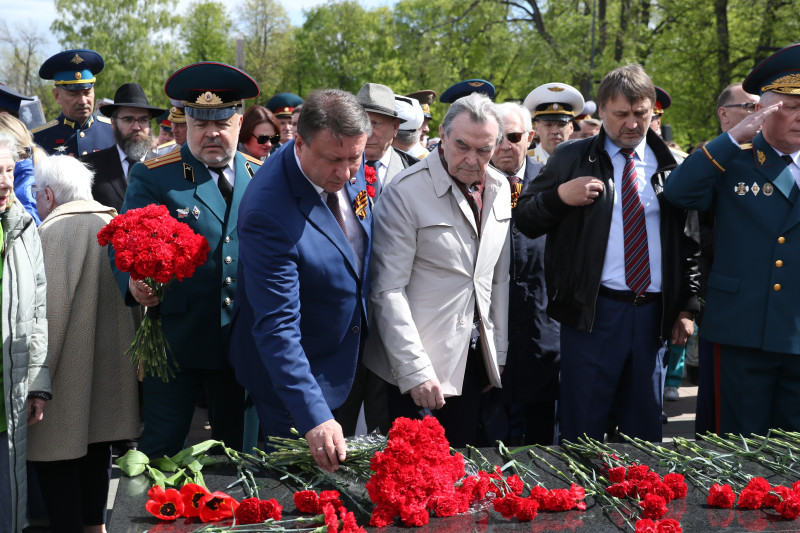 В День Победы Олег Лавричев возложил цветы к Вечному огню в Нижегородском кремле