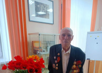 На территории ТОС №10 «Мончегорский» в библиотеке им. А.С.Макаренко состоялось мероприятие, посвященное Дню Победы