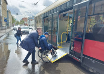 Члены Общественной палаты оценили доступность новых городских трамваев для маломобильных нижегородцев