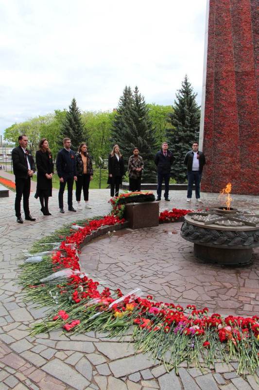 Накануне Дня Победы члены Молодежной палаты возложили цветы к Вечному огню
