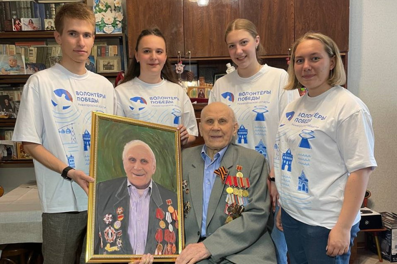 Мария Самоделкина вручила портрет ветерану Великой Отечественной войны Николаю Шишкину