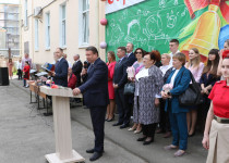 Олег Лавричев поздравил выпускников школ Советского