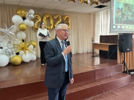 Михаил Рыхтик поздравил выпускников Ленинского района с окончанием школы