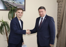 Олег Лавричев поблагодарил студентов ННГАСУ за разработку эскизов мемориального пространства в честь Героев Советского Союза