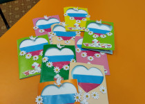 На территории ТОС №1 прошел мастер — класс по изготовлению поздравительных открыток ко Дню России