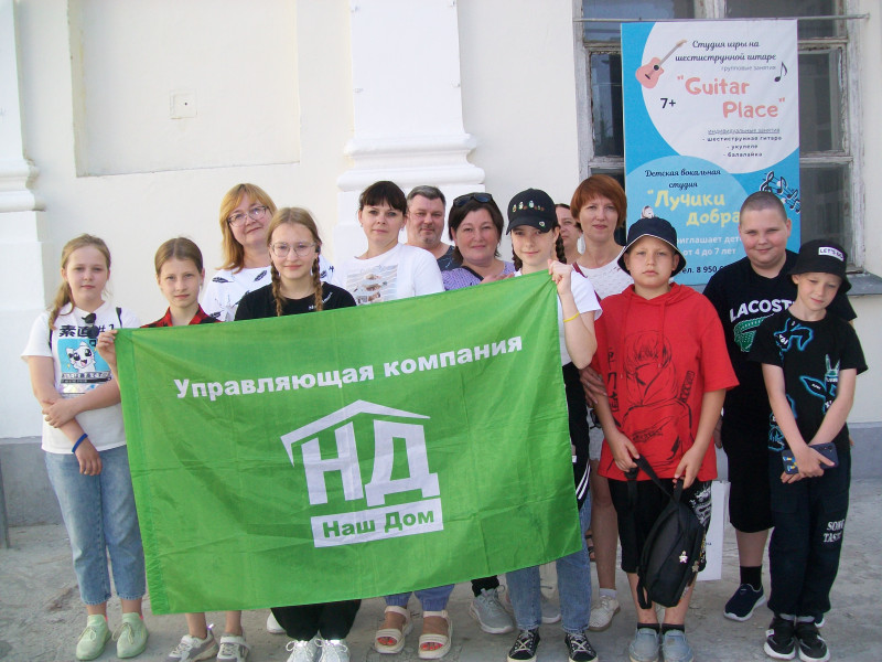 Владимир Аношкин вручил подарки юным автозаводцам, отправившимся в летний лагерь «Лесной»
