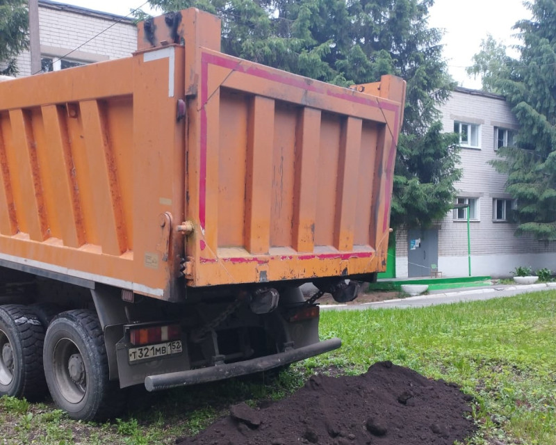 Владимир Амельченко организовал доставку чернозема в детские сады Автозаводского района