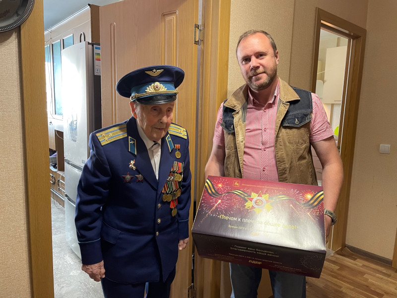 Николай Чернышов подарил «наборы здоровья» ветеранам Великой Отечественной войны
