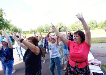 Танцевальный мастер-класс «Лето в стиле диско» прошел на территории Соседского центра «Вместе» на Пермякова