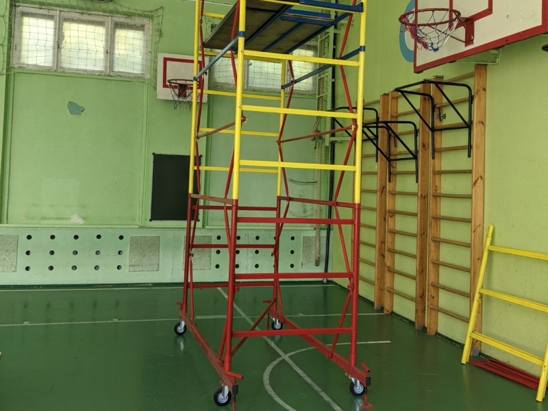 Владимир Амельченко приобрел вышку-тур для выполнения ремонтных работ в школе №63