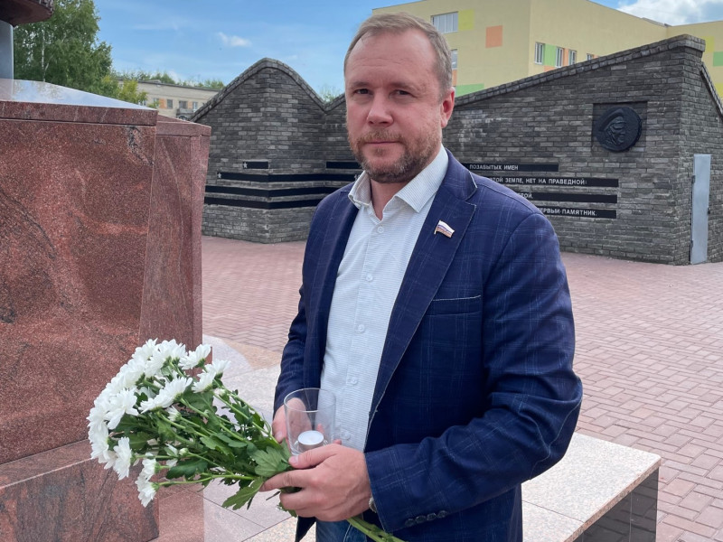 Николай Чернышов почтил память погибших детей Донбасса