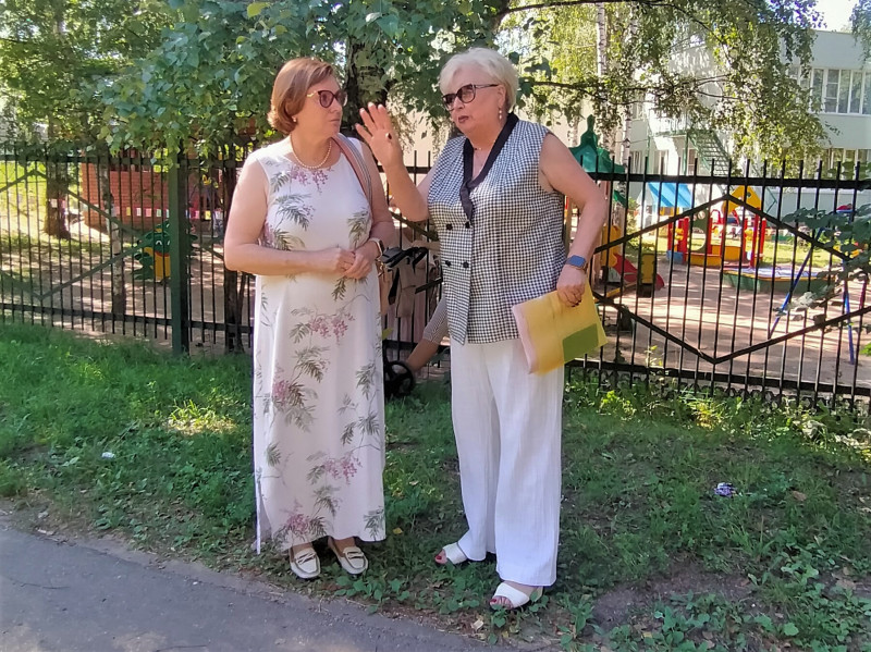 Ольга Балакина обсудила с жителями проект по обновлению детской площадки на ул. Бринского