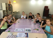 На территории ТОС № 5 прошел мастер-класс по изготовлению значка-светофорчика к Международному дню светофора