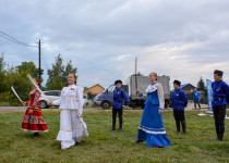 Праздничное мероприятие «Всем двором», посвящённое Дню Государственного флага России, отметили в посёлке Парижской Коммуны