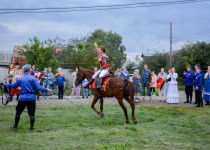 Праздничное мероприятие «Всем двором», посвящённое Дню Государственного флага России, отметили в посёлке Парижской Коммуны