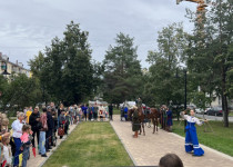 Праздничная программа в сквере на бульваре Юбилейный Сормовского района